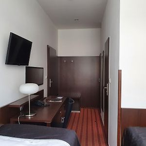 Kleine Kamer met een Queen Size Bed